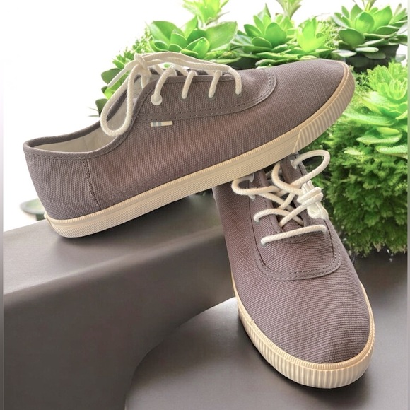 TOMS grey Carmel canvas lace up sneaker size 8.5 NWOT - Picture 1 of 7
